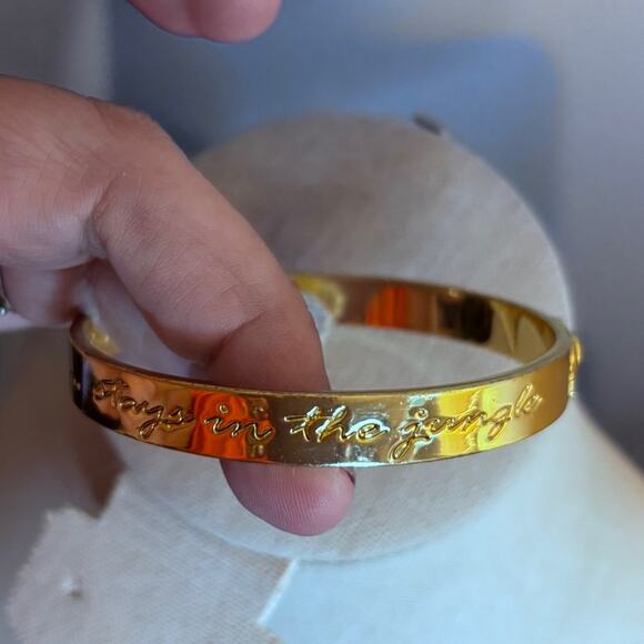 Signed Lilly Pulitzer Gold Tone "What happens in the jungle..." Bangle Bracelet - Picture 3 of 5